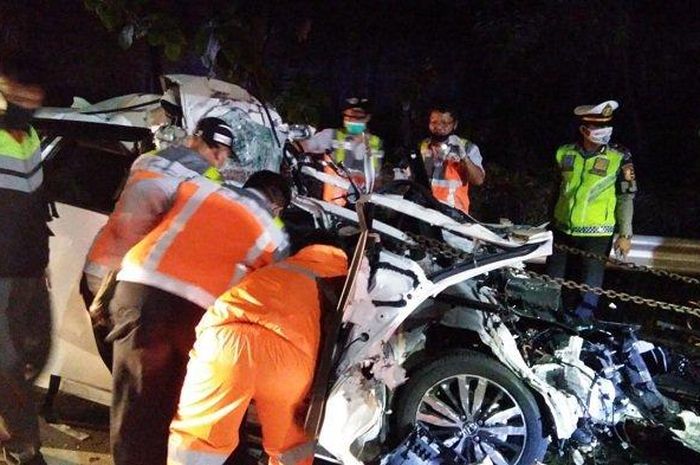 Honda Jazz putih ringsek setelah menabrak truk kontainer di Jalan Tol Jakarta-Merak dan menewaskan tiga remaja penumpangnya  