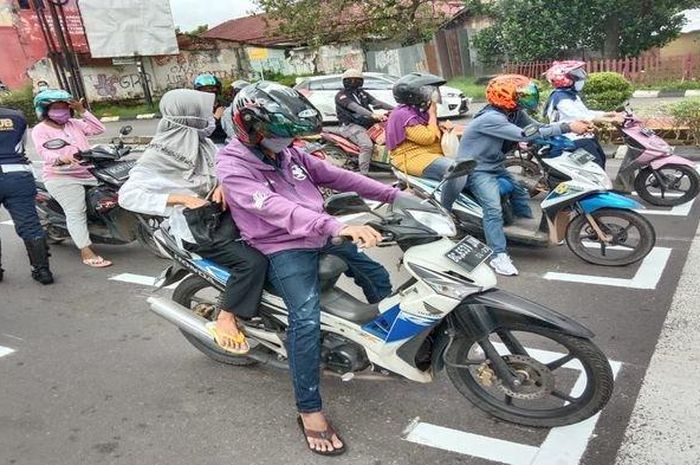 Dinas Perhubungan (Dishub) Kota Palembang melakukan pemantauan terkait pembuatan marka khusus sepeda motor untuk menerapkan physical distancing di persimpangan lampu merah Jalan Demang Lebar Daun, Rabu (15/7/2020).
