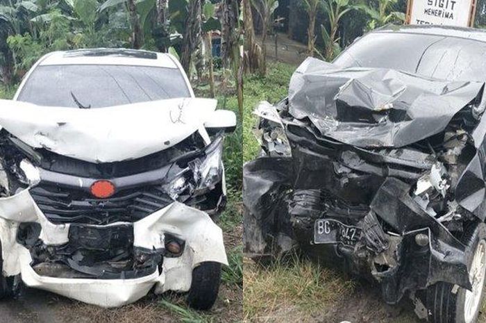 Kondisi Daihatsu Xenia (kiri) dan Toyota Avanza (kanan) ringsek bagian depan usai tabrak adu banteng di Jalan Lintas Palembang-Prabumulih Desa Karang Indah Selatan, Selasa (14/7/2020).