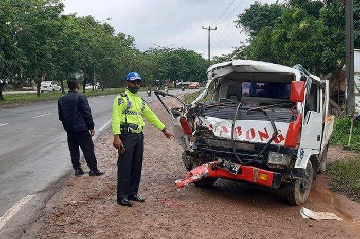 Truk Isuzu Elf yang seruduk Toyota Avanza yang seenaknya pindah jalur di Jl R. Suprapto, Batam