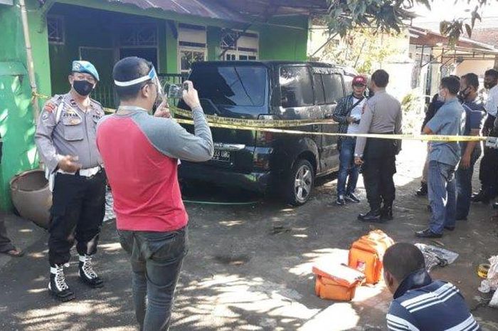 Unit Identifikasi Satuan Reserse Kriminal Polres Takalar telah melakukan olah tempat kejadian perkara (TKP) dugaan pembakaran mobil milik warga. 