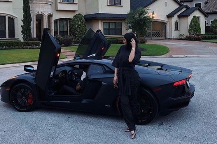 Koleksi Mobil Mewah Kylie Jenner yang Nilainya Sampai Ratusan Miliar