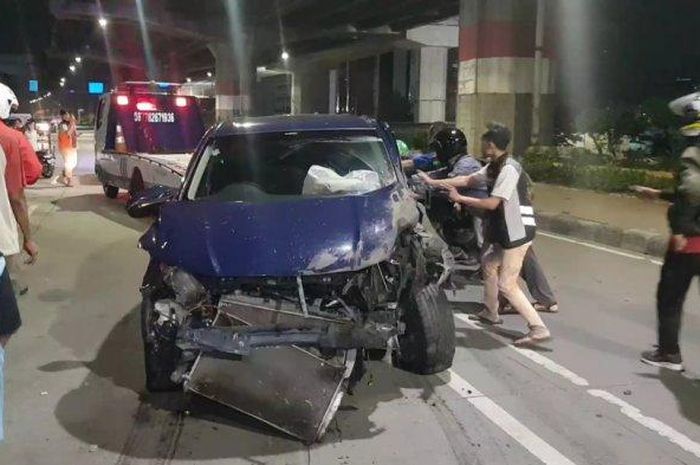 Kondisi mobil Honda HRV berpelat B 97 ARP yang dikemudikan Anjani Rahma Pramesti (23) setelah kecelakaan di Jatinegara, Jakarta Timur, Kamis (16/7/2020) 