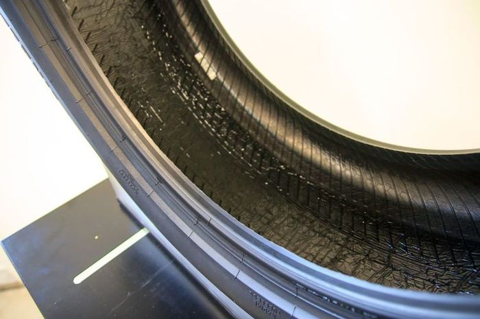 Ban dengan teknologi gel inside tire, tampak ada lapisan gel di bagian dalam tapaknya.