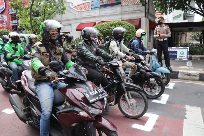 Penerapan jaga jarak di pemberhentian lampu merah di Jawa Barat mirip starting grid MotoGP