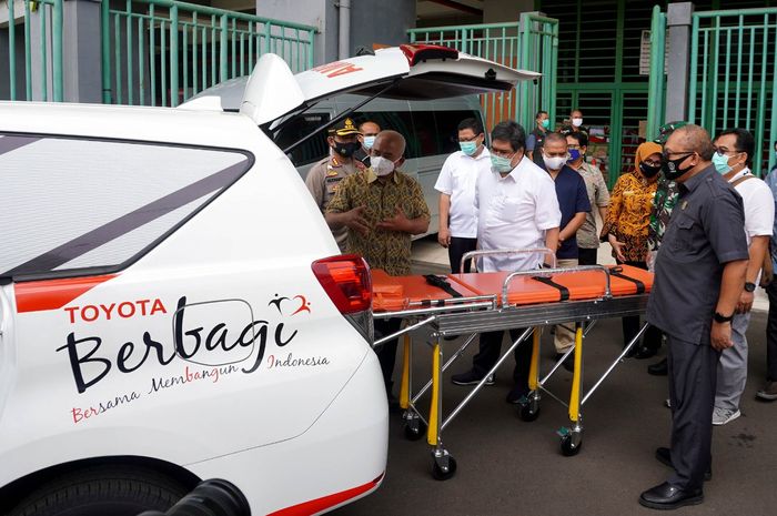 Penyerahan donasi Toyota Kijang Innova Ambulance diterima oleh Walikota Bekasi Rahmat Effendi (16/7)  