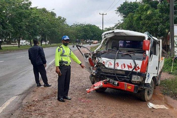 Truk bermuatan batu bata merah BP 9763 ZN menyeruduk sebuah mobil Avanza putih dengan plat nomor BP 1456 GP di jalan R Suprapto, Rabu (15/7/2020) sekitar pukul 08.00 WIB.