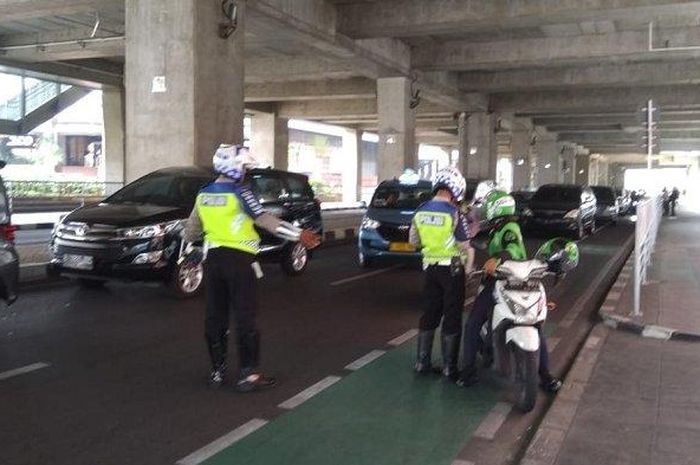 Penindakan pelanggaran jalur sepeda di Stasiun MRT Blok M, Kebayoran Baru, Jakarta Selatan pada Senin (25/11/2019). 