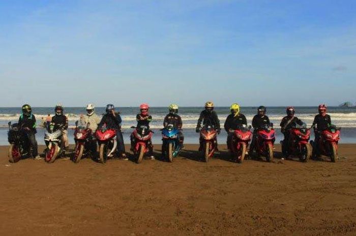 Komunitas motor All Variant Ninja Community (AVNC) yang tergabung dalam Bold Riders saat touring ke Bendungan Wonorejo dan Pantai Gemah Tulungagung.