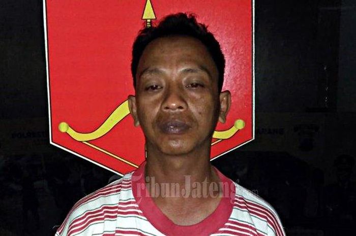 Pelaku pencurian sepeda motor, Eko Setiawan (44) warga Kebonrojo Utara Kebonbatur Mranggen Demak di kantor Polsek Gunungpati, Rabu (16/7/2020). 