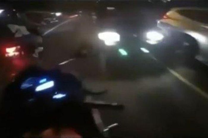 Tangkapan layar video seorang pengendara sepeda motor menampar spion mobil yang menyalip kendaraan lain, Rabu (15/7/2020) 