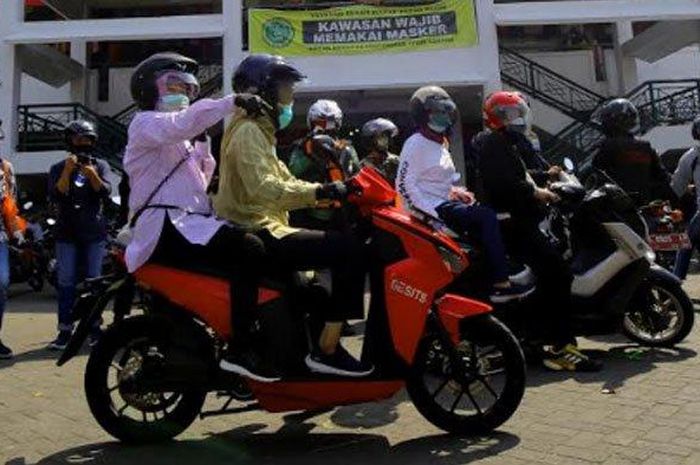 Wali Kota Risma blusukan ke Pasar Pahing, Rungkut, sosialisasi gerakan pakai masker. 