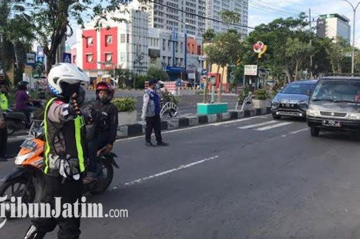 Satgas Percepatan dan Penanganan Covid-19 merazia pengendara yang tidak menggunakan masker di depan Kantor Bupati Gresik, Rabu (15/7/2020).