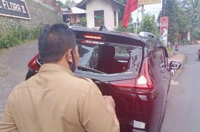 Kaca belakang mobil Mitsubishi pecah akibat diseruduk motor yang pengemudinya bermain ponsel di Cirendang, Kuningan, Rabu (15/7/2020) .