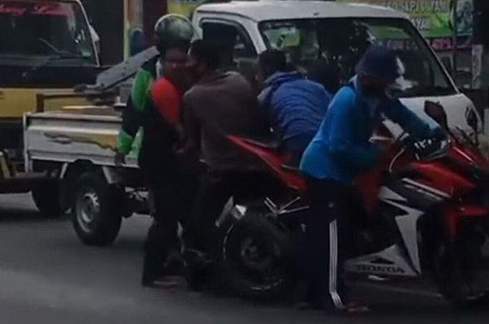 Honda CBR150R diseruduk Daihatsu Gran Max di Jalan Tukad Pakerisan, Panjer, Denpasar Selatan, Kota Denpasar, Bali hingga tubuh pengendara jatuh masuk ke kolong