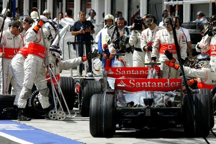 Fernando Alonso halangi Lewis Hamilton