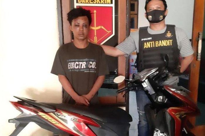 Edi, pemuda asal Sampang Madura yang tertangkap mencuri motor di Surabaya, babak belur dihajar warga. 