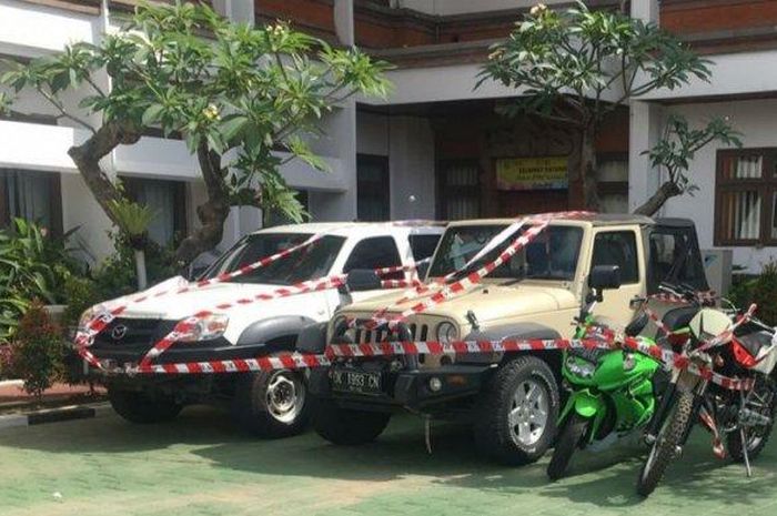Jeep Wrangler Sport, Mazda BT-50, Kawasaki Ninja 250 dan trail Husqvarna diamankan dari Mantan Kepala BPN kota Denpasar