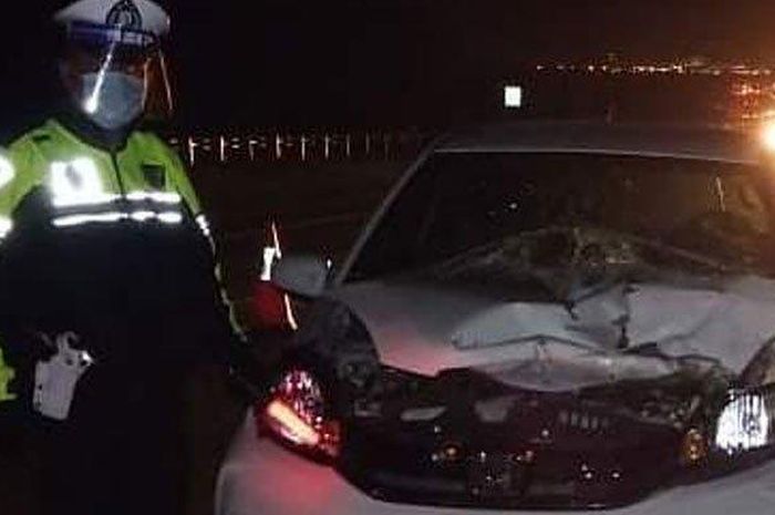 Honda Brio bernopol P 1490 QK hantam truk di tol Gempol-Pasuruan hingga penumpang mengalami patah tulang leher