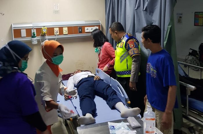Kaurmin Satpatwal Ditlantas polda Metro Jaya, AKP Muh Rofik saat membantu korban kecelakaan