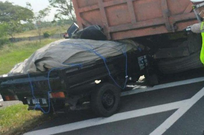 Suzuki Carry pikap tertancap kolong dump truk, kabin terpotong, pengemudi tewas terjepit di tol Kebomas-Manyar