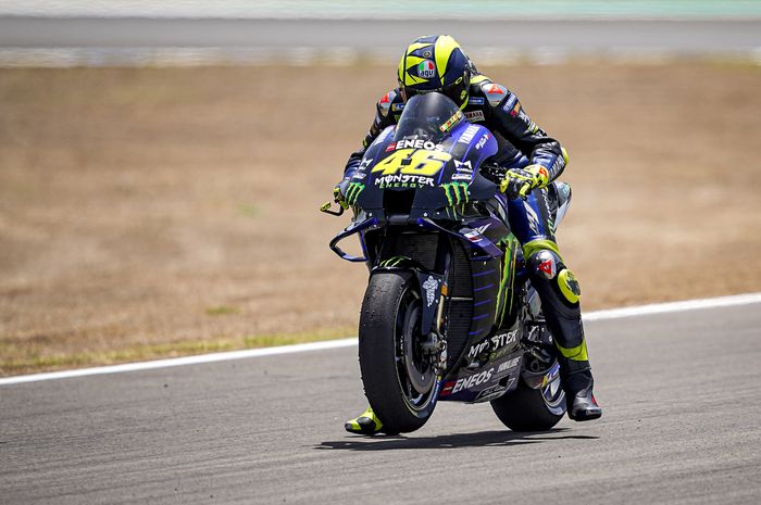 Valentino Rossi mengalami masalah pada daya cengkeram ban yang tidak maksimal. 