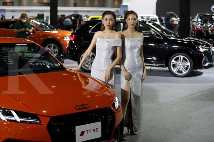 Duo SPG berpose di sebelah Audi TT RS Coupe pada Bangkok International Motor Show 2020