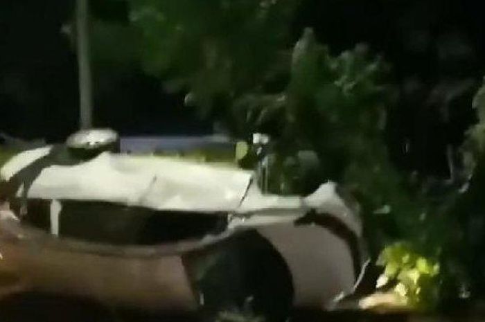 Honda Mobilio terguling di Palembang akibat tabrak jalan berlubang, Jumat (17/7/2020) malam.