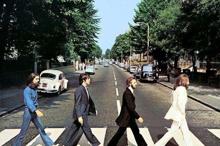 Sampul album The  Beatles bertajuk Abbey Road yang menampilkan para personel berpose di zebra cross