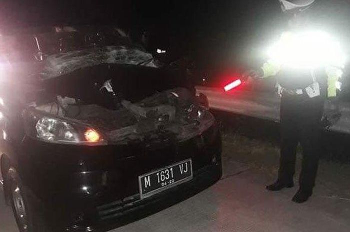 Nissan Evalia terjang bak truk tronton di tol Surabaya-Mojokerto, Jawa Timur