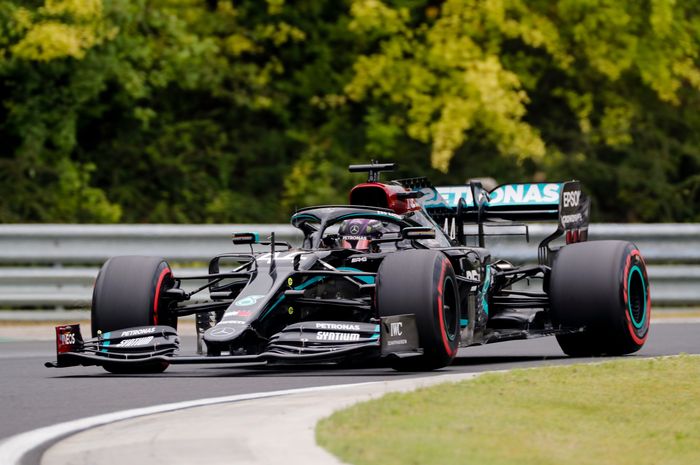 Lewis Hamilton mendominasi semua sesi kualifikasi dan resmi membungkus pole position F1 Hungaria