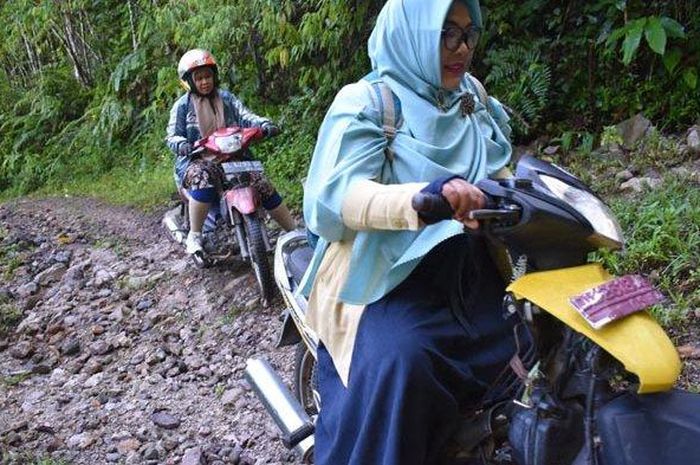 Nurasiah seorang guru kontrak terpencil saat pergi mengajar di pedalaman Geumpang, Pidie. 