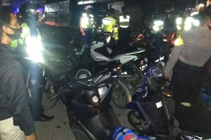 Puluhan motor dari lokasi balap liar di Jalan Raya Kelurahan Bancaran, Minggu (19/7/2020).