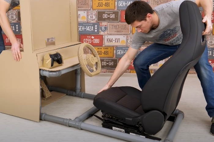Perakitan rig sim racing dari kardus dan pipa peralon