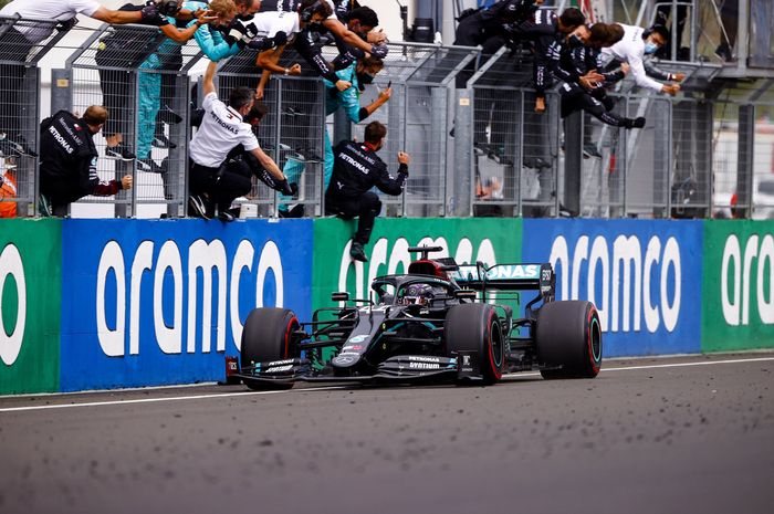 Lewis Hamilton menang F1 Hongaria dan rebut puncak klasemen 