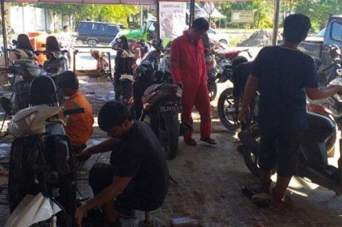 Ikatan Bengkel Palopo bekerja sama dengan Putra Motor Masamba mendirikan bengkel darurat untuk membantu warga yang motornya rusak akibat banjir di wilayah Masamba Kabupaten Luwu Utara, Sulsel.