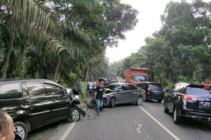 Kecelakaan Toyota Kijang Innova dan Vios adu wajah di area lapangan Golf, kebun Pabatu, Serdang Bedagai, Sumatera Utara