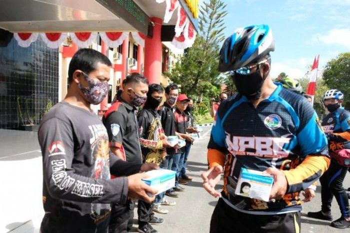 Kapolda Kalteng, Irjen Pol Dedi Prasetyo saat mendistribusikan sembako serta masker bersama komunitas pencinta motor dan mobil di Palangkaraya.
