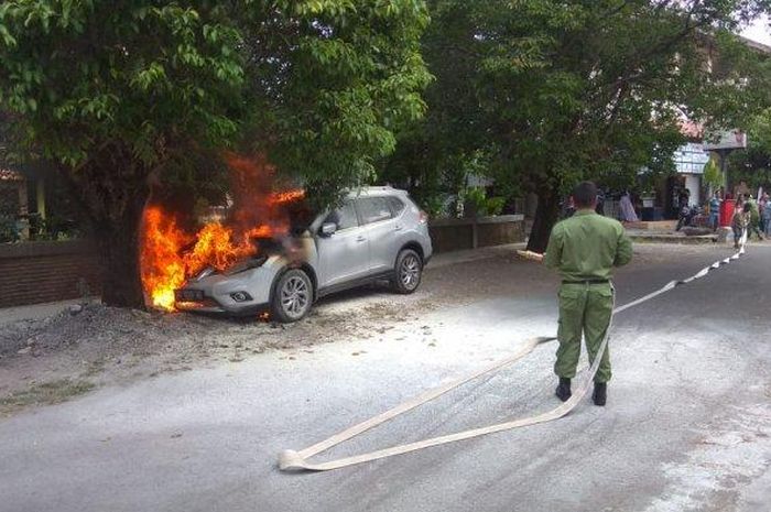 Sebuah mobil Nissan Xtrail warna silver berplat nomor polisi AD 9008 BS terbakar di Jalan Manyar I, Gremet, Kelurahan Manahan, Banjarsari, Solo pada Minggu (19/7/2020).