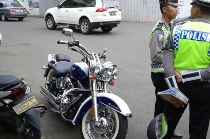 Ilustrasi Harley-Davidson ditilang