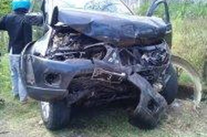 Mitsubishi Pajero Sport terjang Toyota Kijang pikap hingga ambyar dan mesin sempat terbakar