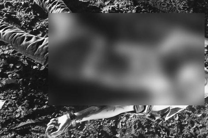 Jenazah pria yang tewas akibat bentrok antar geng motor di Jalan Perhubungan Kecamatan Percut Sei Tuan Kabupaten Deliserdang, Minggu (19/7/2020). 