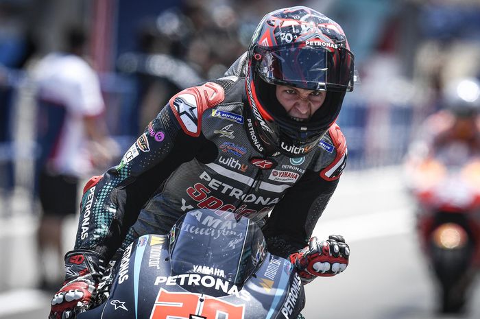 Fabio Quartararo dengan emosinya usai meraih kemenangan pertamanya di kelas MotoGP usai juara di MotoGP Spanyol 2020 (19/7)