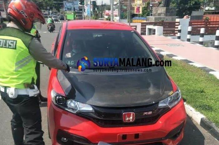 Honda Jazz yang diamankan karena melakukan aksi balap liar dan drifting di Blitar.