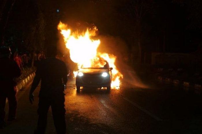 Daihatsu Sigra terbakar di Balikpapan, Kalimantan Timur, Senin (20/7/2020)