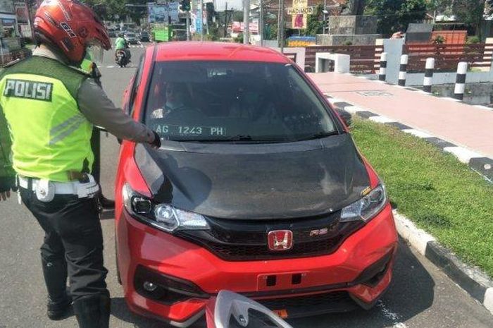 Honda Jazz yang diamankan karena melakukan aksi balap liar dan drifting di Jalan Merdeka Kota Blitar.