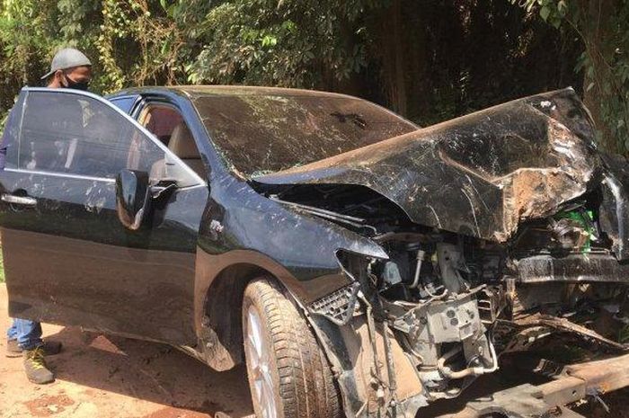 Toyota Camry Ketua DPRD Kepulauan Riau hajar becak motor hingga hancur