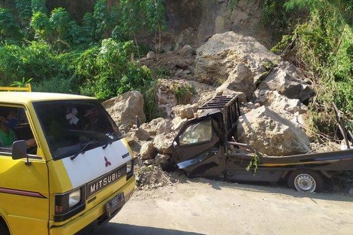 Daihatsu Gran Max gepeng tertimpa longsoran batu di Bendan Ngisor, Gajahmungkur, Semarang, Jawa Tengah
