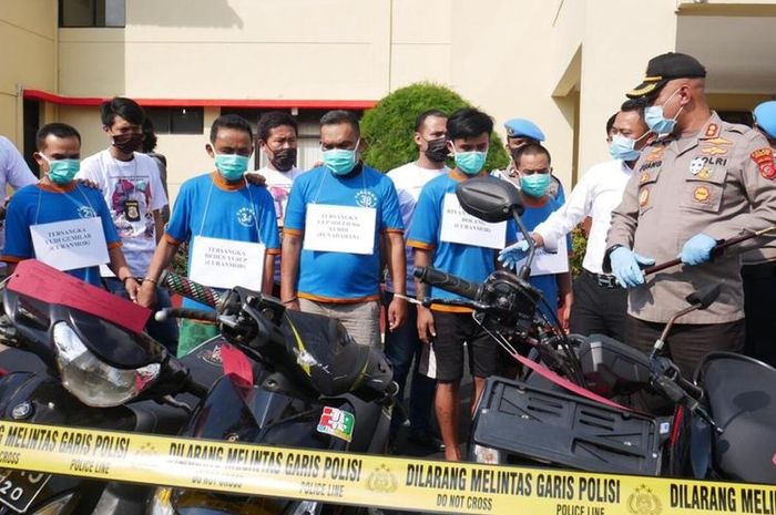 Lima anggota komplotan spesialis curanmor dibekuk Polres Cianjur, Jawa Barat, berikut barang bukti 19 sepeda motor, dua mobil dan 1 truk.