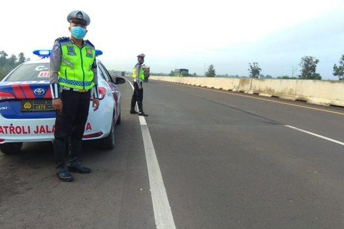 Polisi Patroli Jalan Raya (PJR) Tol Palembang&mdash;Kayuagung sedang mengatur pengendara karena ada perbaikan jalan, Selasa (21/7/2020) 